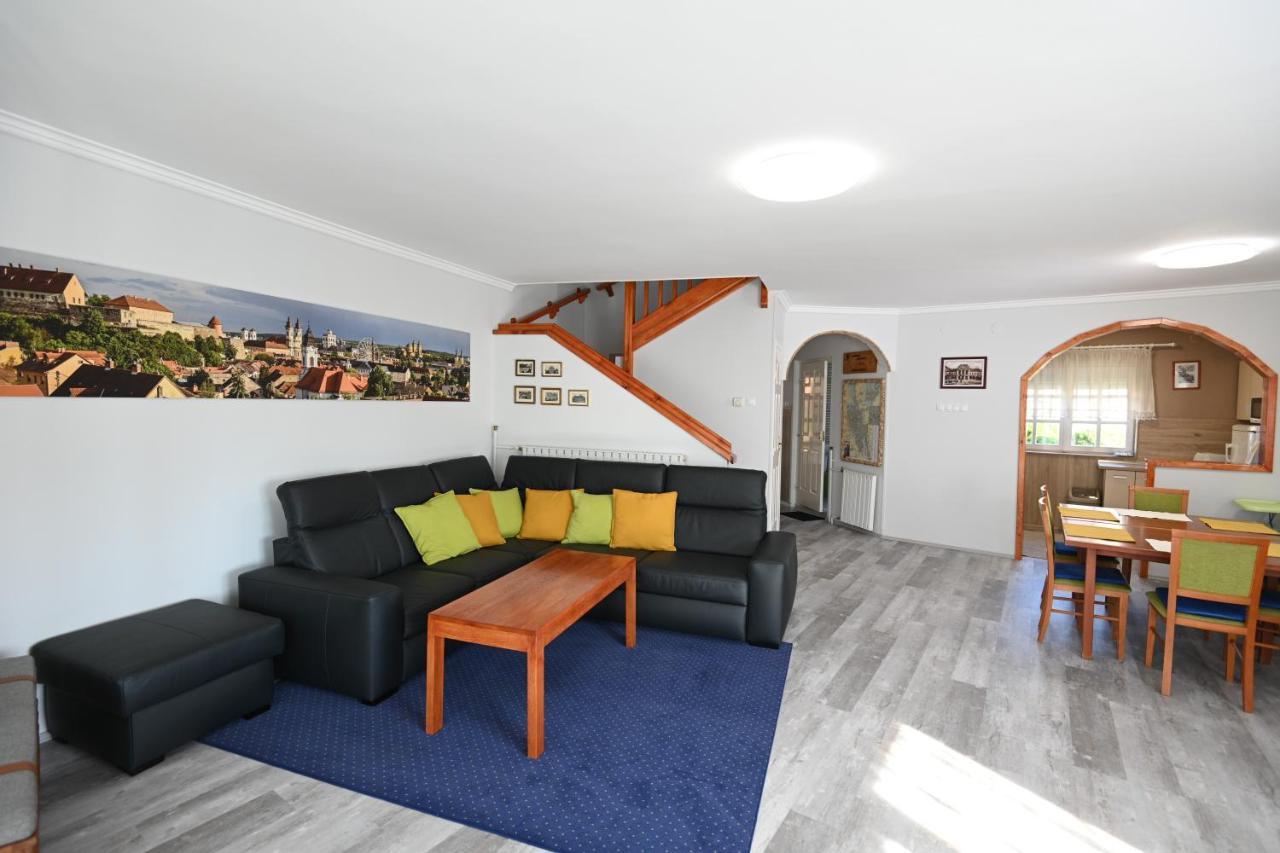 Borbarat Vendeghaz Villa Eger Exteriör bild